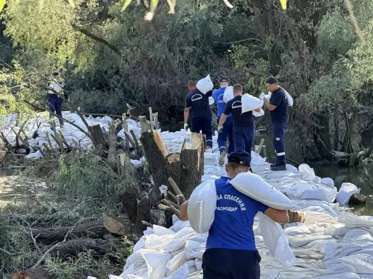 Спасатели Краснодара помогли возводить временную дамбу в Крымском районе

Накануне они совместно со 