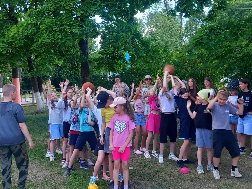 ☀️ Наш день в лагере: от бодрого утра до веселых стартов!
   Сегодня у мальчишек и девчонок нашего ш