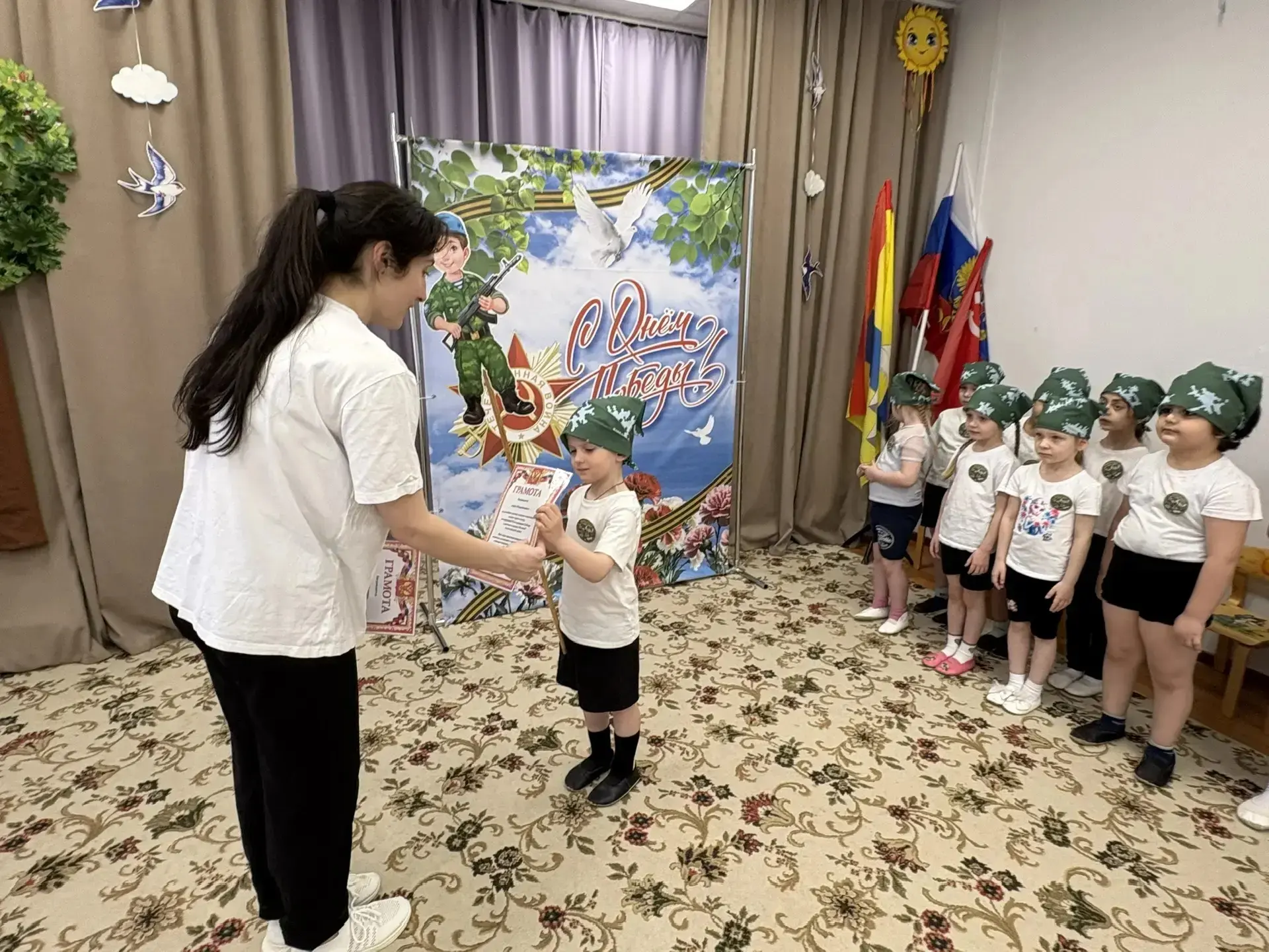 В старших и подготовительных группах дошкольного отделения «Калинка» прошёл смотр строя и песни, пос