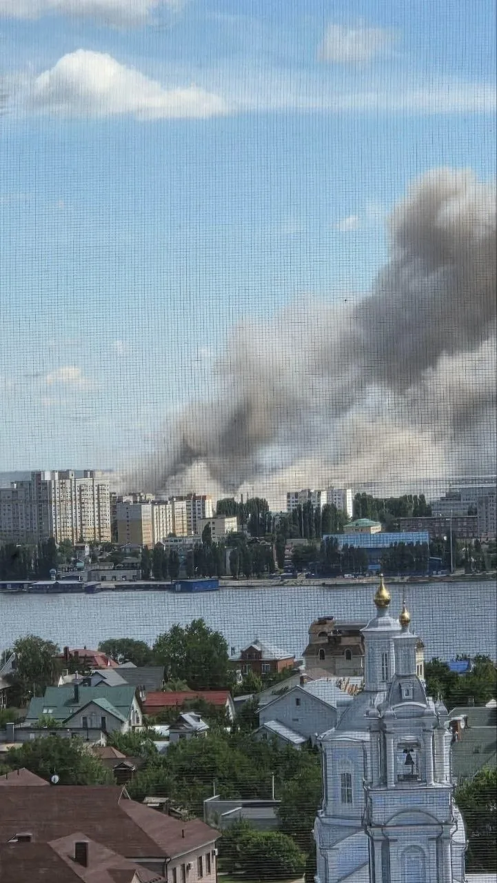 ‼ ВСУ ударили ракетами по Воронежу. На месте сильных взрывов поднимается густой дым
