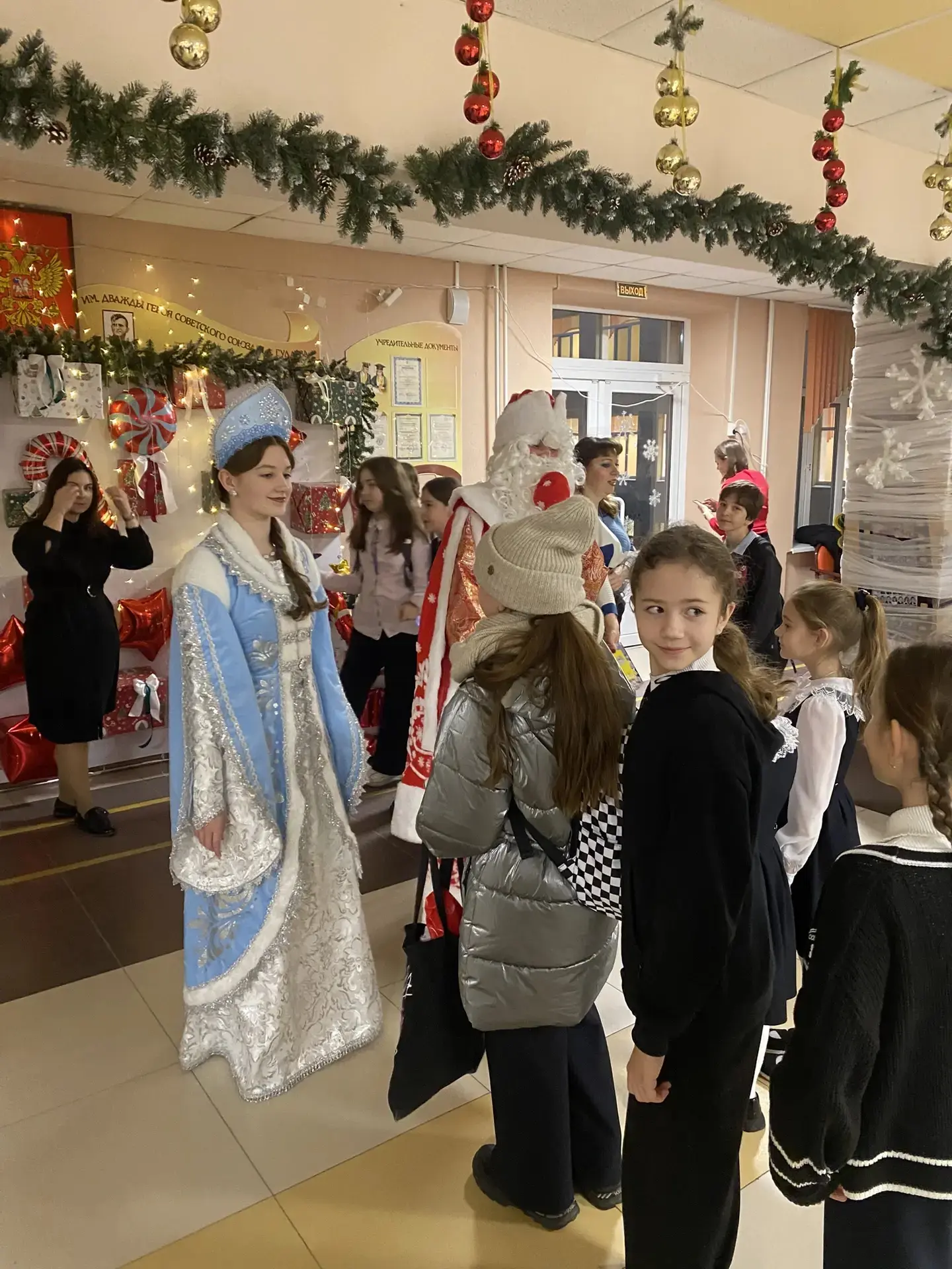 🎉❄️ Утро волшебства в гимназии! 🎅🌟  Сегодня утром в гимназии произошло нечто удивительное! Ученики б
