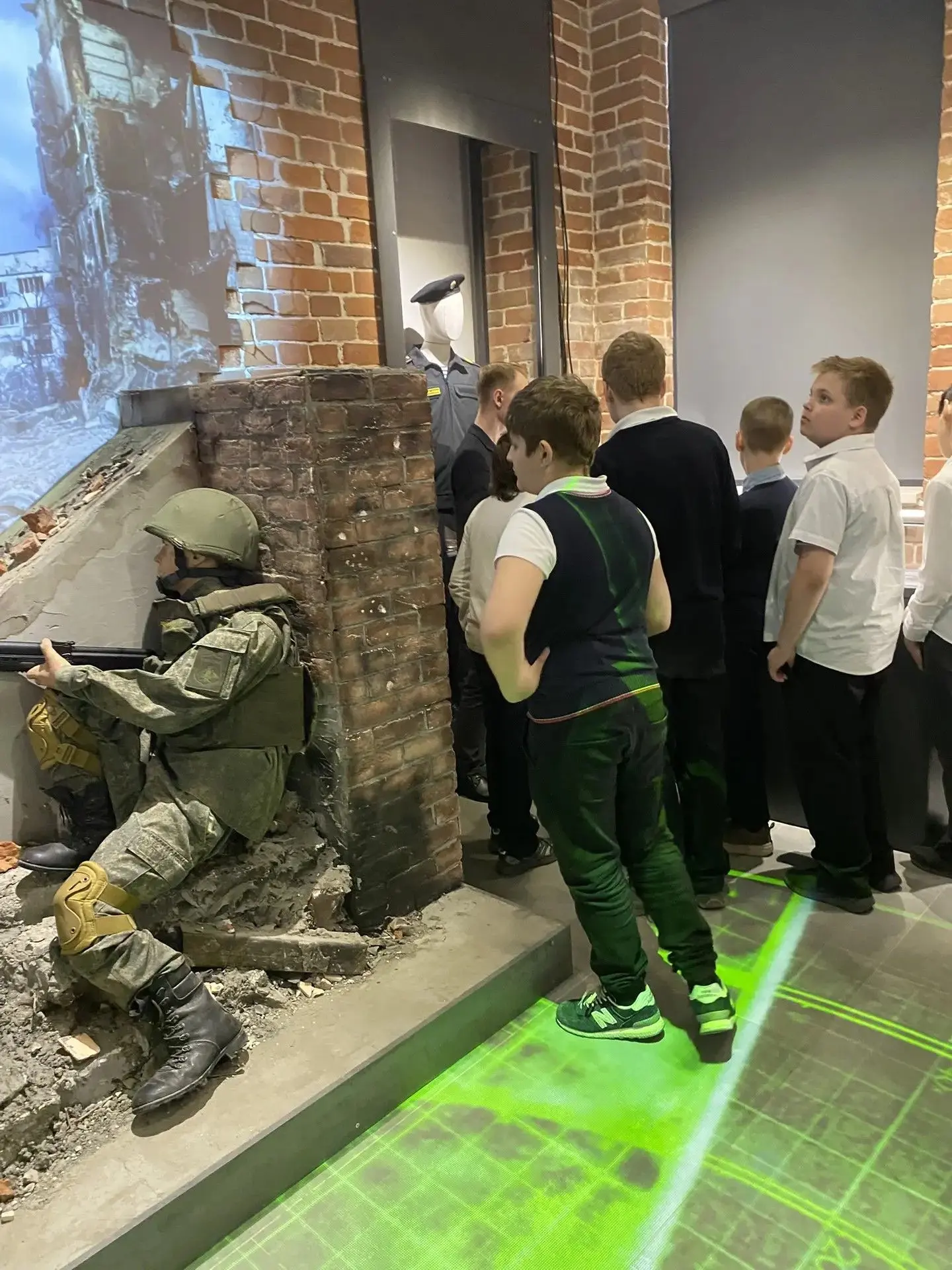 Учащиеся 6а класса побывали в обновленном военно-историческом музее. Поразили до глубины души инстал