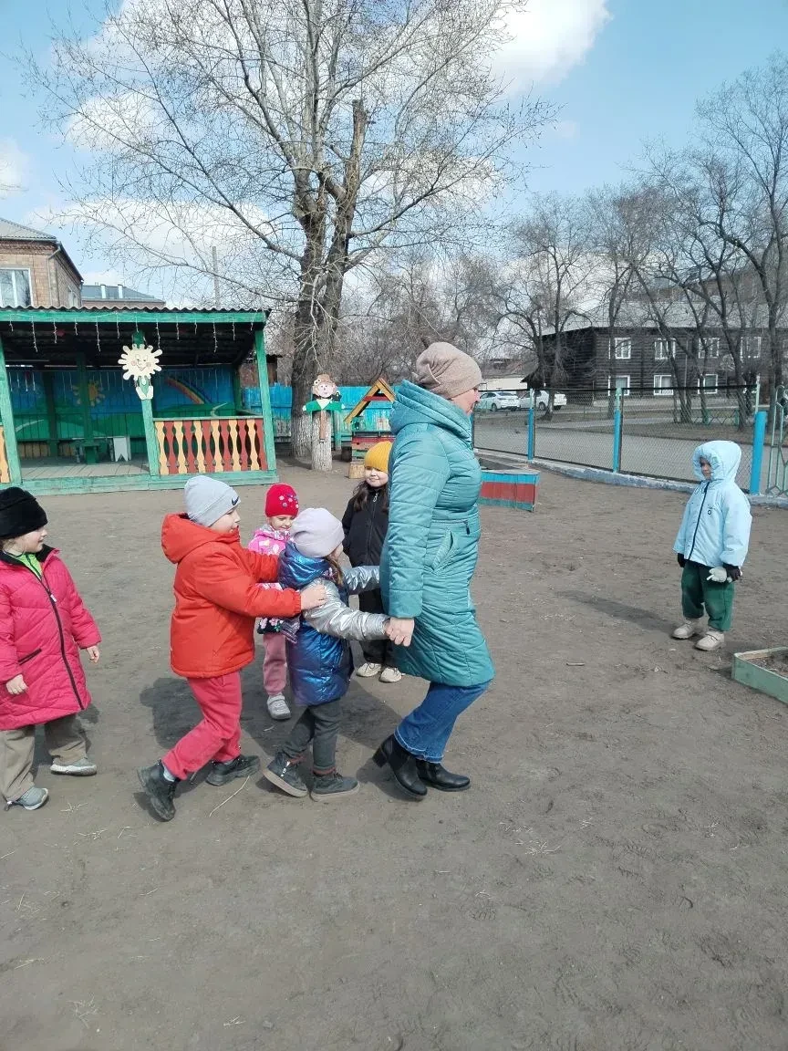 🌿 Весенняя прогулка групп "Солнышко" и "Капельки": открытия и веселье на свежем воздух...
