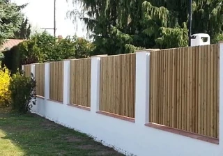 Вот такие референсы на лицевой забор