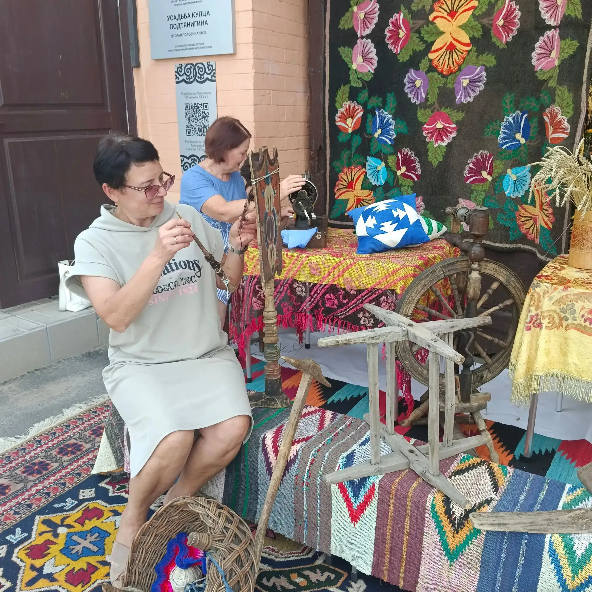 "Половик, половичек, тканая дорожка..."

Такую выставку сегодня увидели посетители на открытой площа
