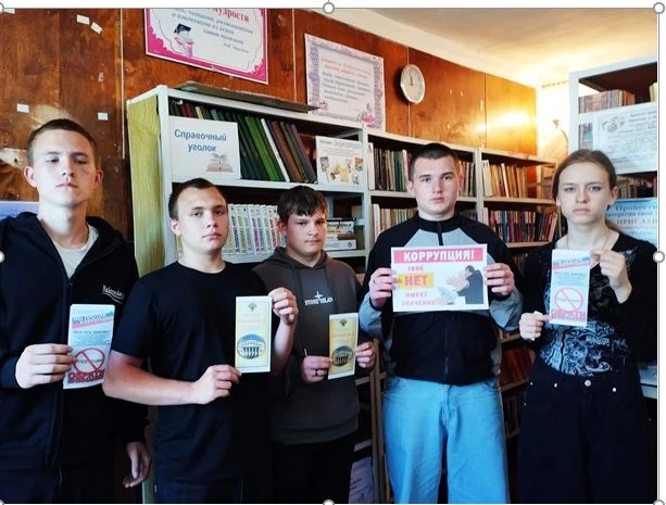 В библиотеке-филиале № 9 МБУ «АГЦБС» пгт.Ивановка , проведен урок права «Только вместе ...