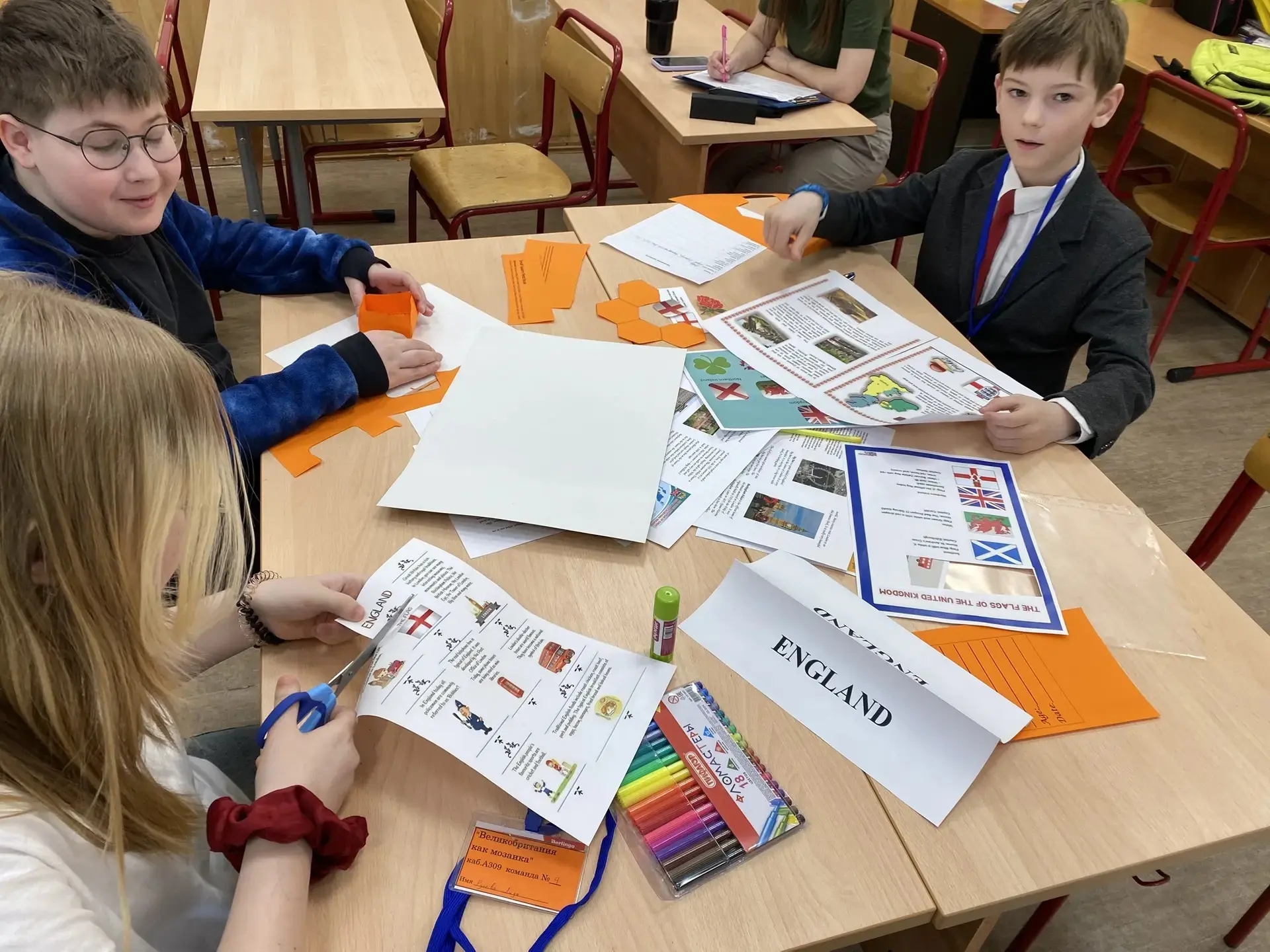"Великобритания как мозаика" ("Great Britain as a mosaic")  В этой лаборатории идет работа над созда