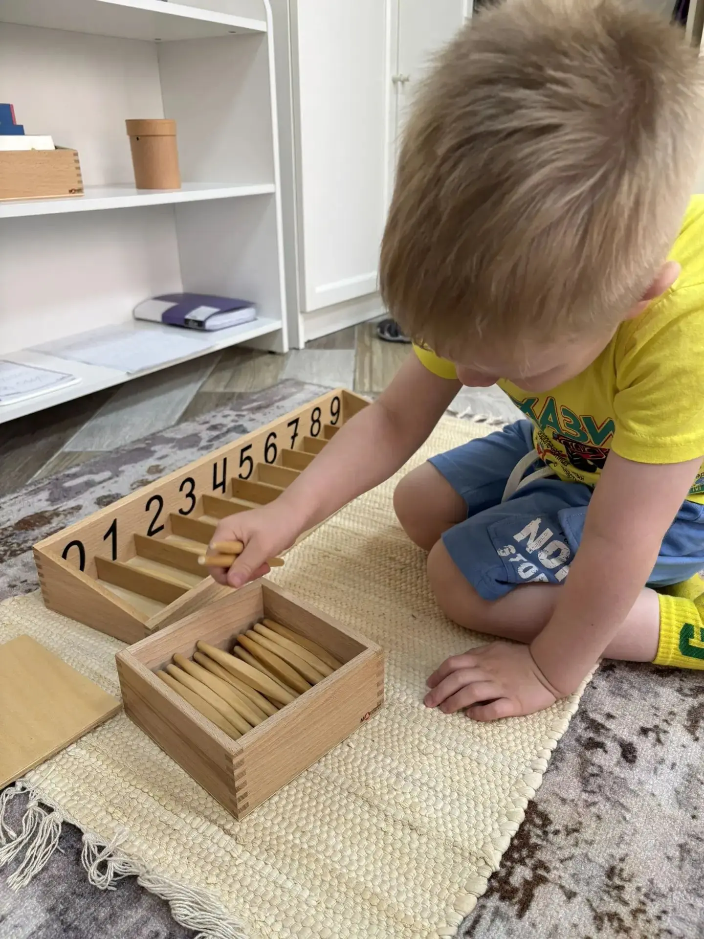 Почему в Монтессори- классе дети занимаются на полу?