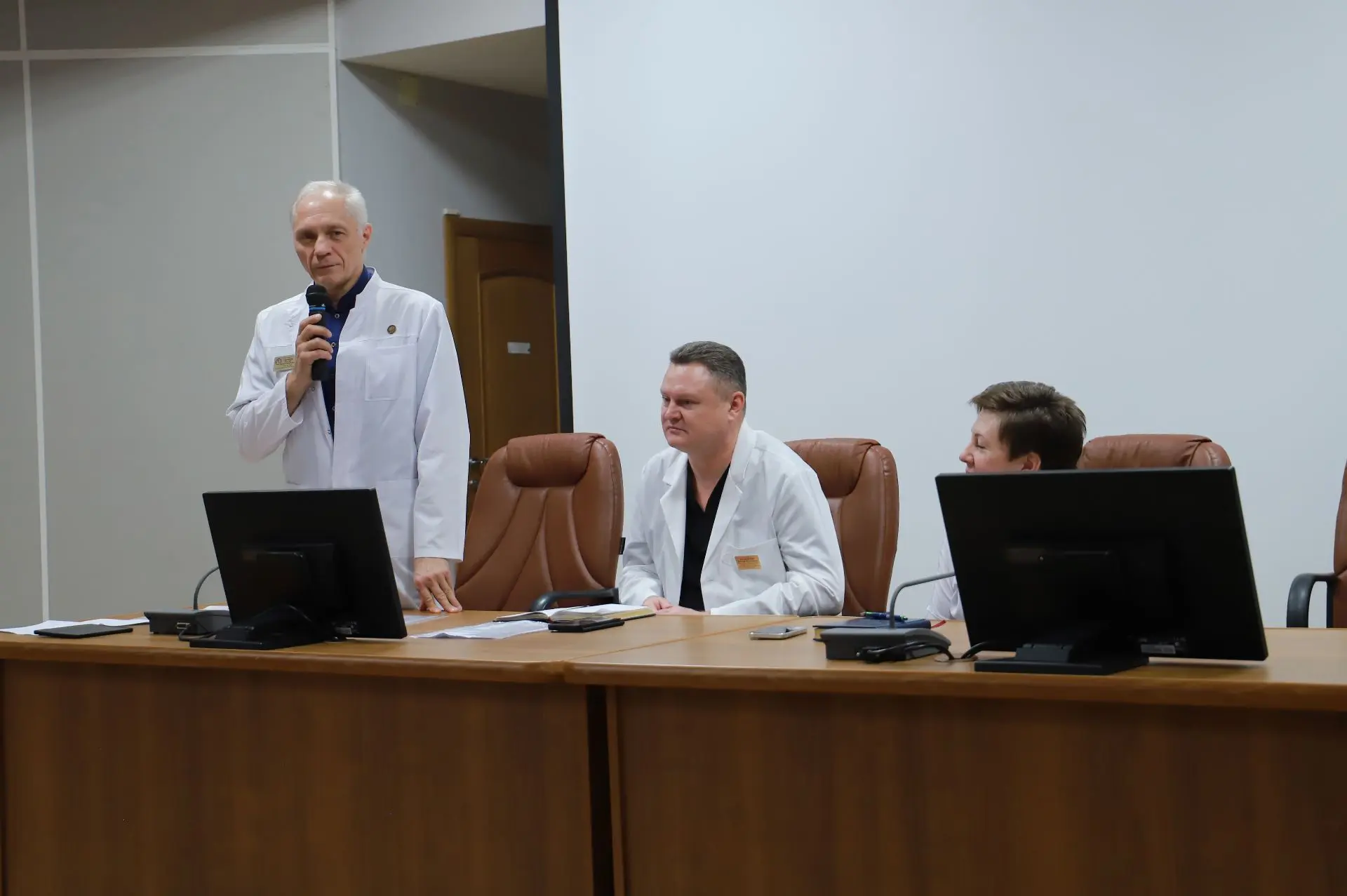 Традиционная утренняя планерка сегодня началась с торжественной ноты. Главный врач наше...