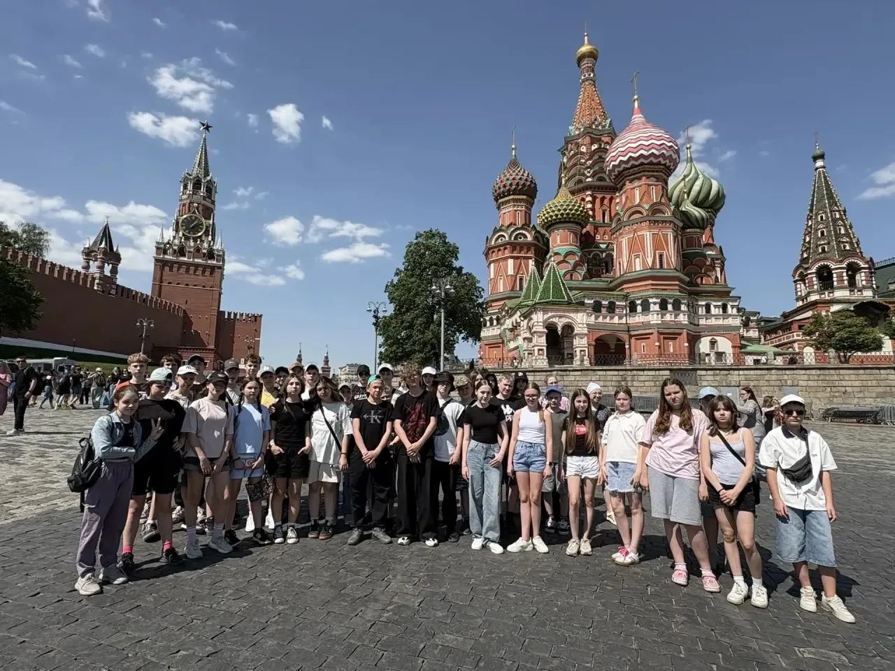 Ученики нашей школы в Москве 🇷🇺🏛️

19 мая ученики 6А и 7М классов совершили увлекательную поездку