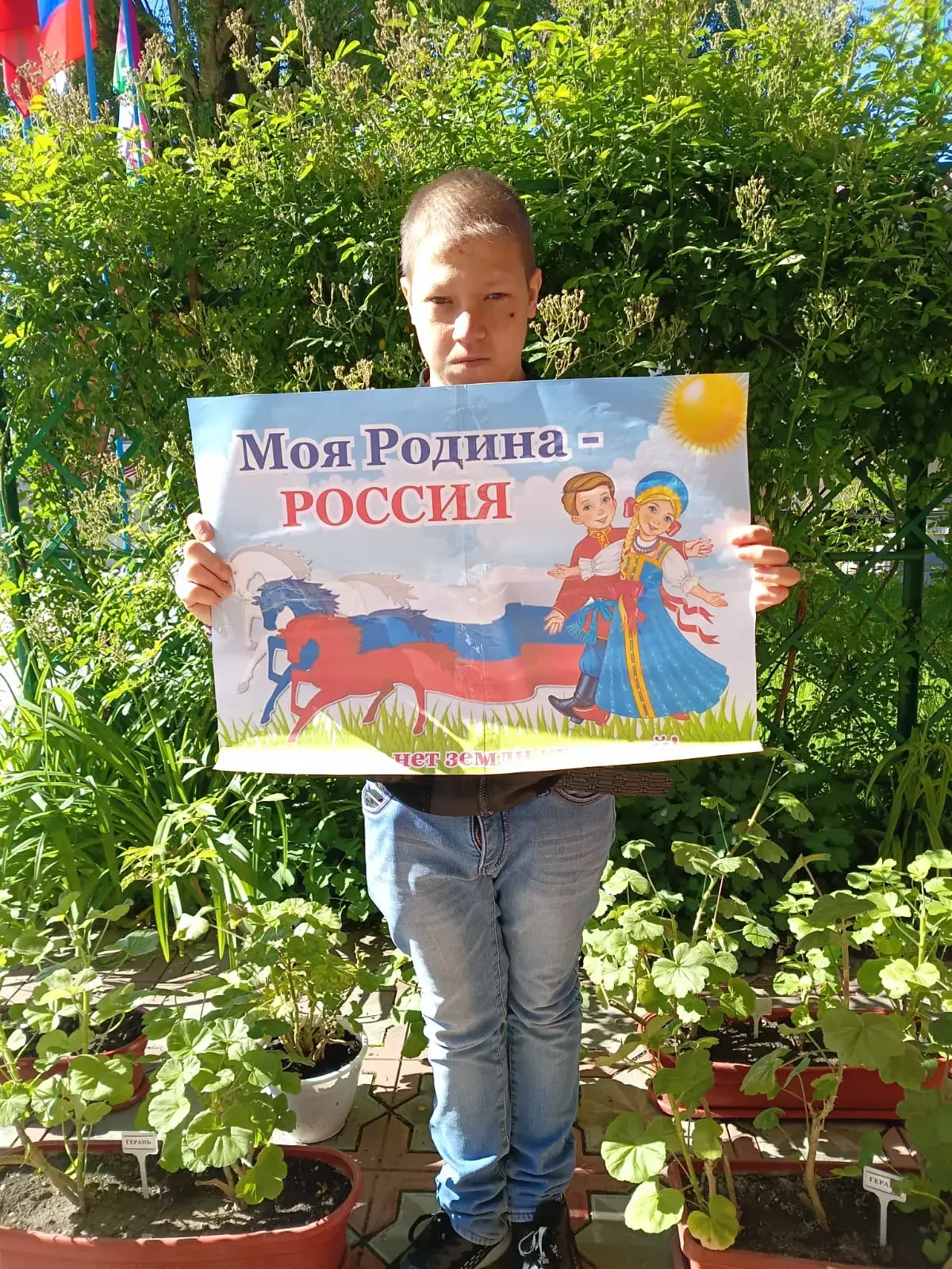 Сегодня, в День России, ученики нашей школы с энтузиазмом участвовали в праздничных мероприятиях. Он