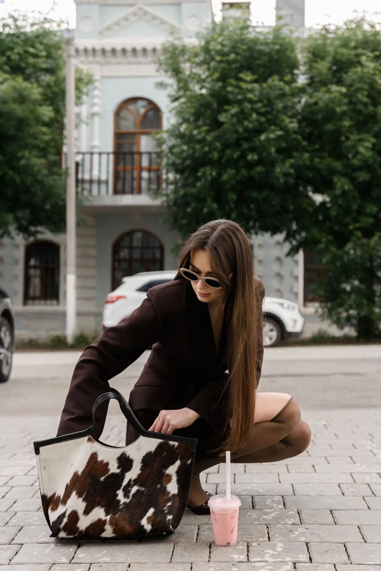 Не важно, какая ты снаружи. Важно, что в твоей сумочке 🤍

А в ней:
- зарядка,
- таблетки,
- чек трё