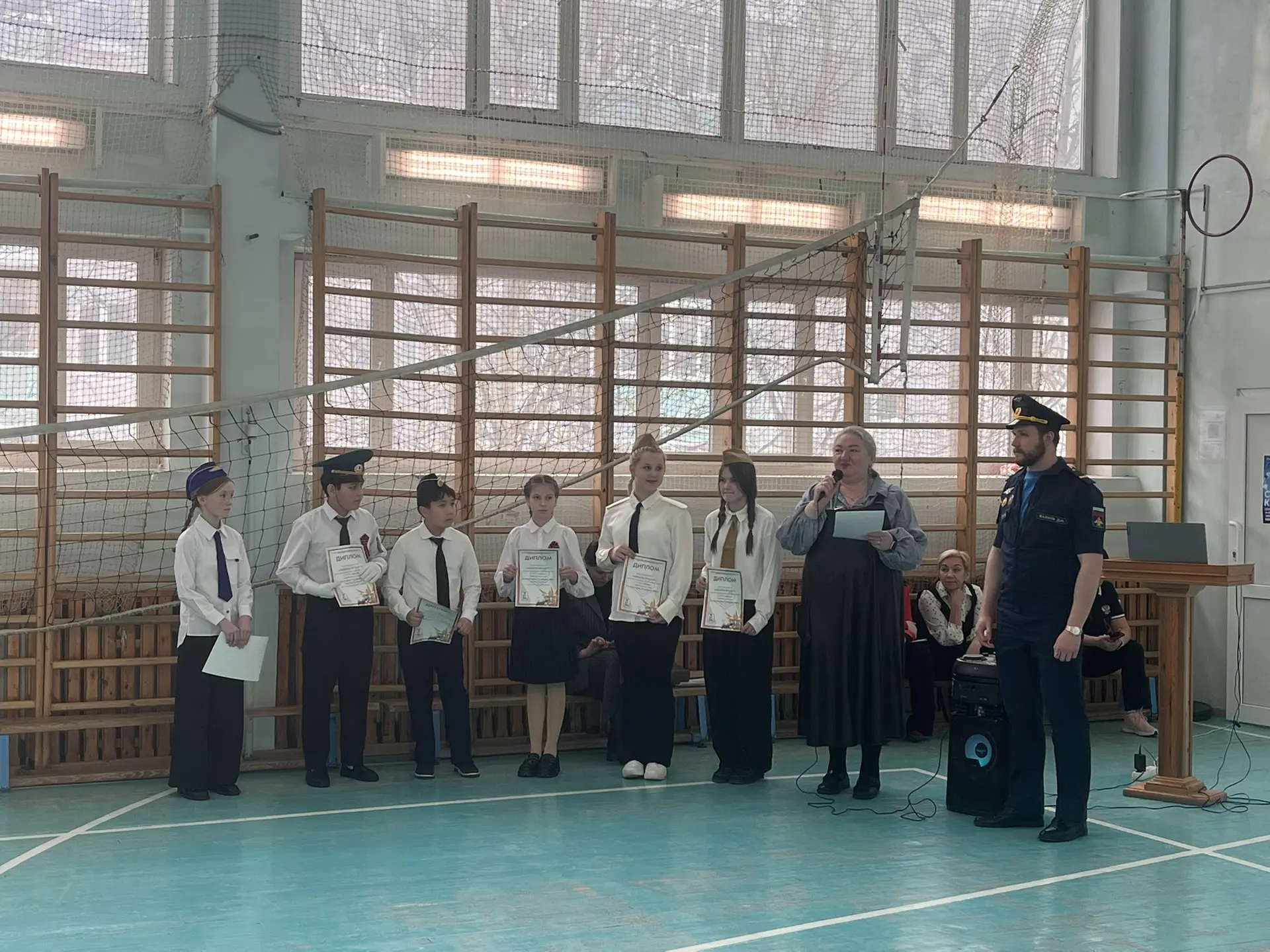 🎖 Смотр строя и песни в нашей школе!  В нашей школе состоялся традиционный Смотр строя и песни, в ко