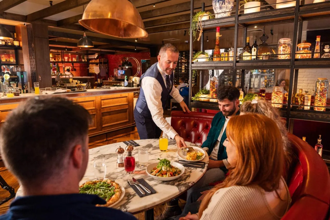 📢 Официант в Guns & Bears Pub (Новослободская)
