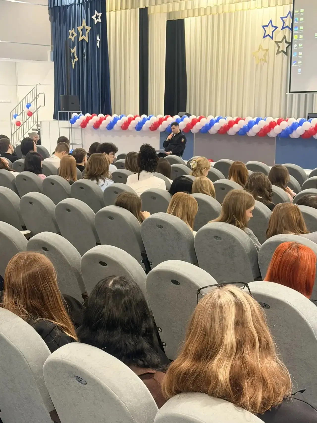 Вчера в образовательном центре "Галактика" состоялась встреча обучающихся с сотрудниками правоохрани