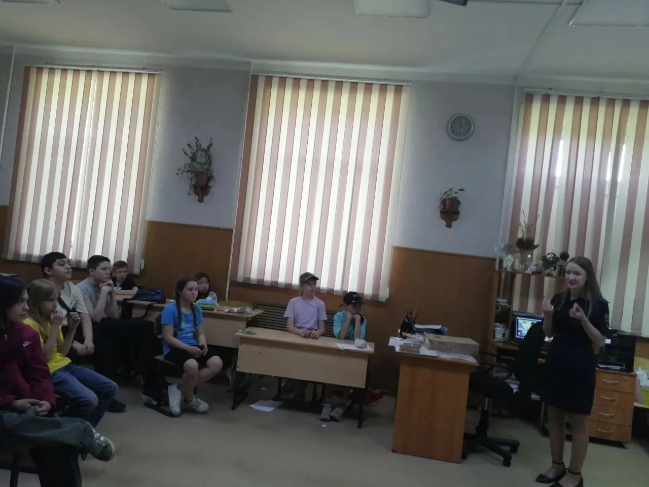 В школьном легере "Солнышко" прошла встреча с инспектором ГИБДД. Вероника Дмитриевна ра...