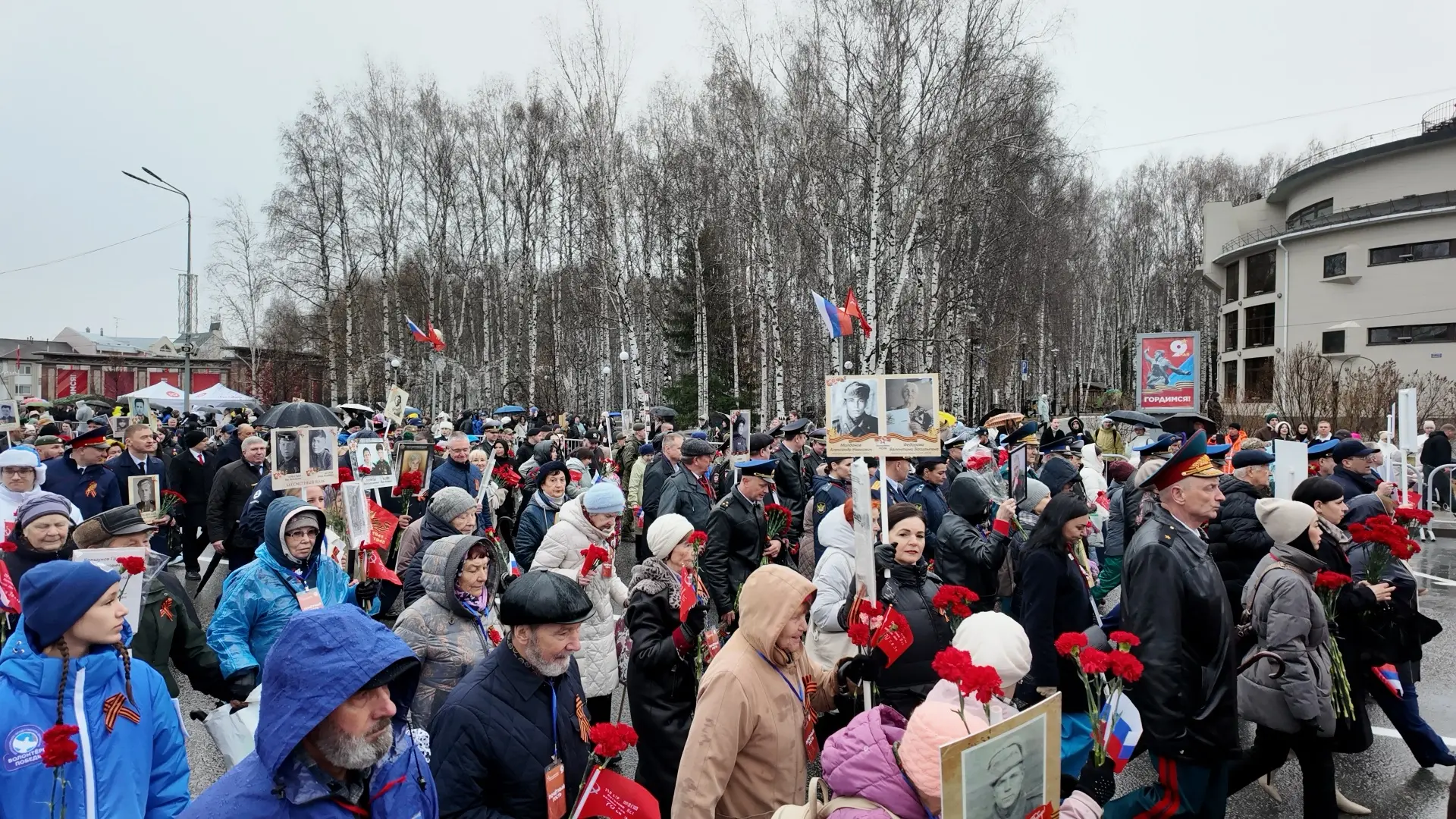 «Бессмертный полк» прошел по улицам окружной столицы  Хантымансийцы с гордостью несли в руках портре