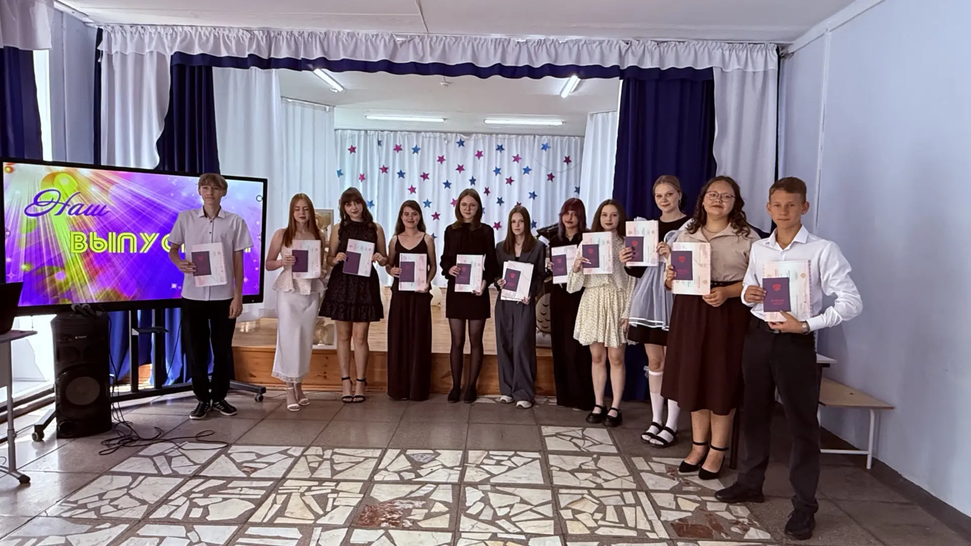 Наши девятиклассники стали на шаг взрослее — поздравляем! 🎉 

Ребята преодолели первый серьёзный эт