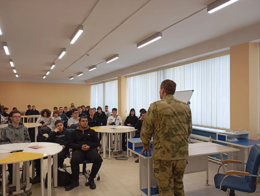 🛡️ Знакомство с профессионалами: студенты колледжа встретились с представителями ФСВ Н...