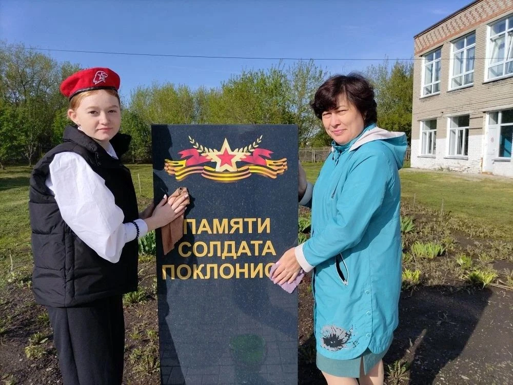 Память о героях — в наших делах: как в поселке Красногорский прошла уборка у памятника