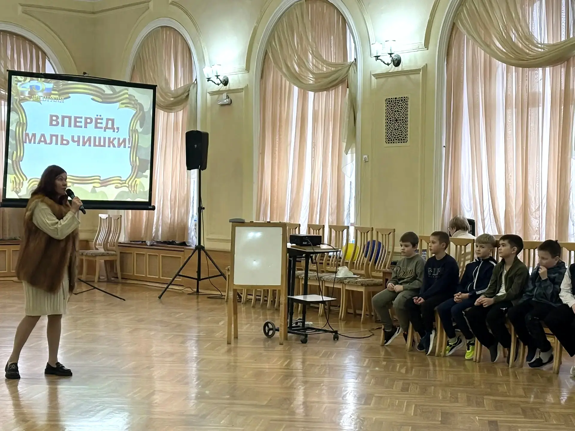 Ребята из 2 «А» класса на время забыли про уроки и отправились на выполнение важного задания! В библ