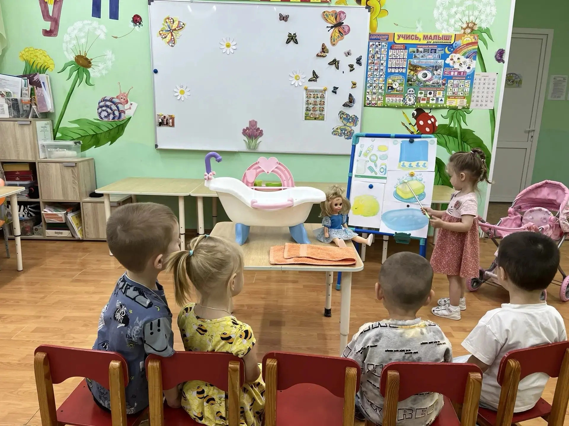 Будет мыло пениться, и грязи куда -то денется. Тёплую водичку льём на нашем куклу Катю....