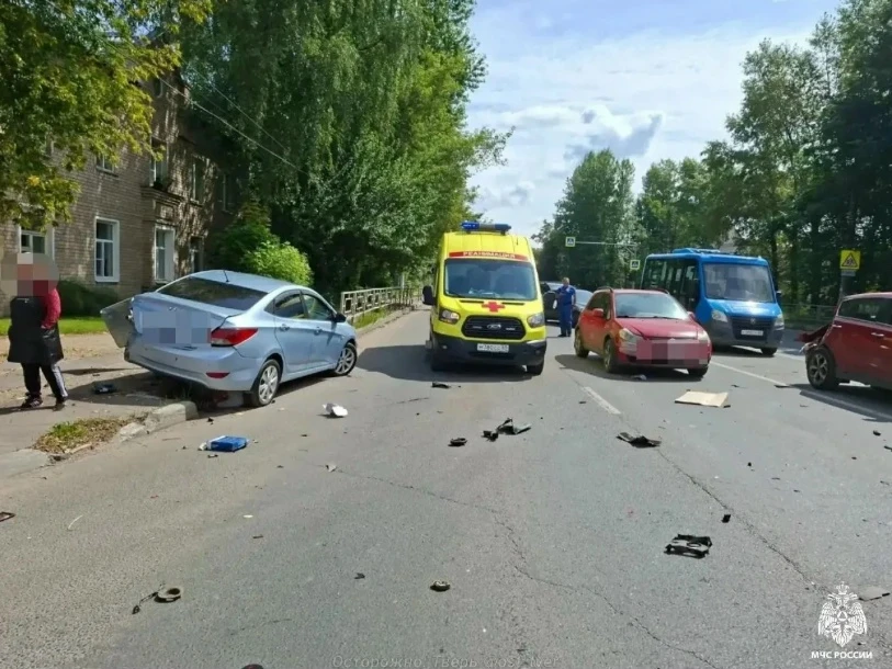 ‼ Массовое ДТП с 5 машинами на пересечении Академика Туполева и Силикатного проезда в Твери
Одна из 