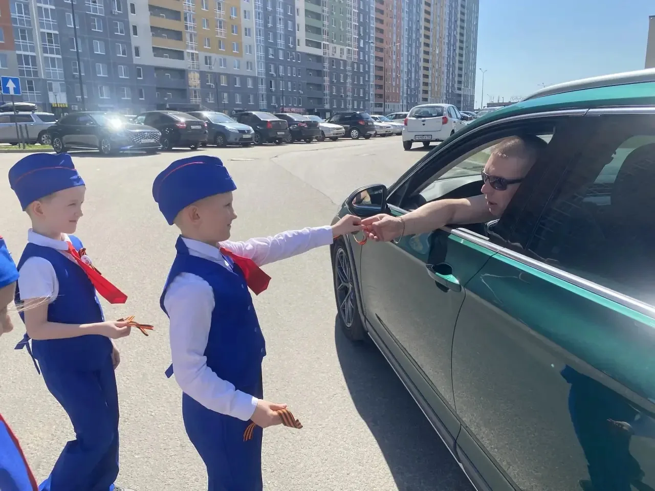🚦 ЮИД «Светофор» — помним и благодарим! 🎗️  Отряд ЮИД «Светофор» присоединился к акции «Георгиевская