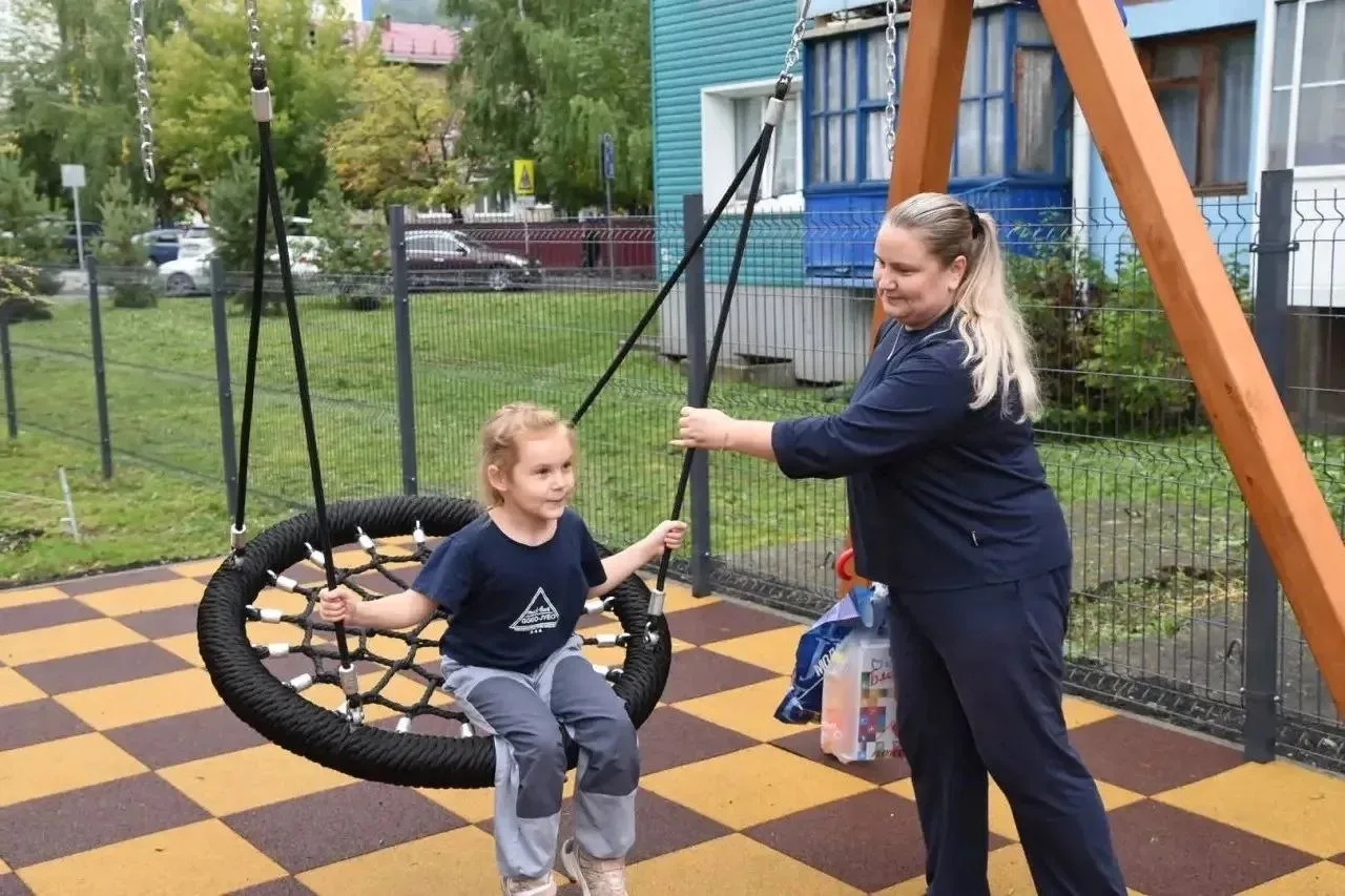В Горно-Алтайске завершилось благоустройство дворовой территории по улице Алтайская, 8.
