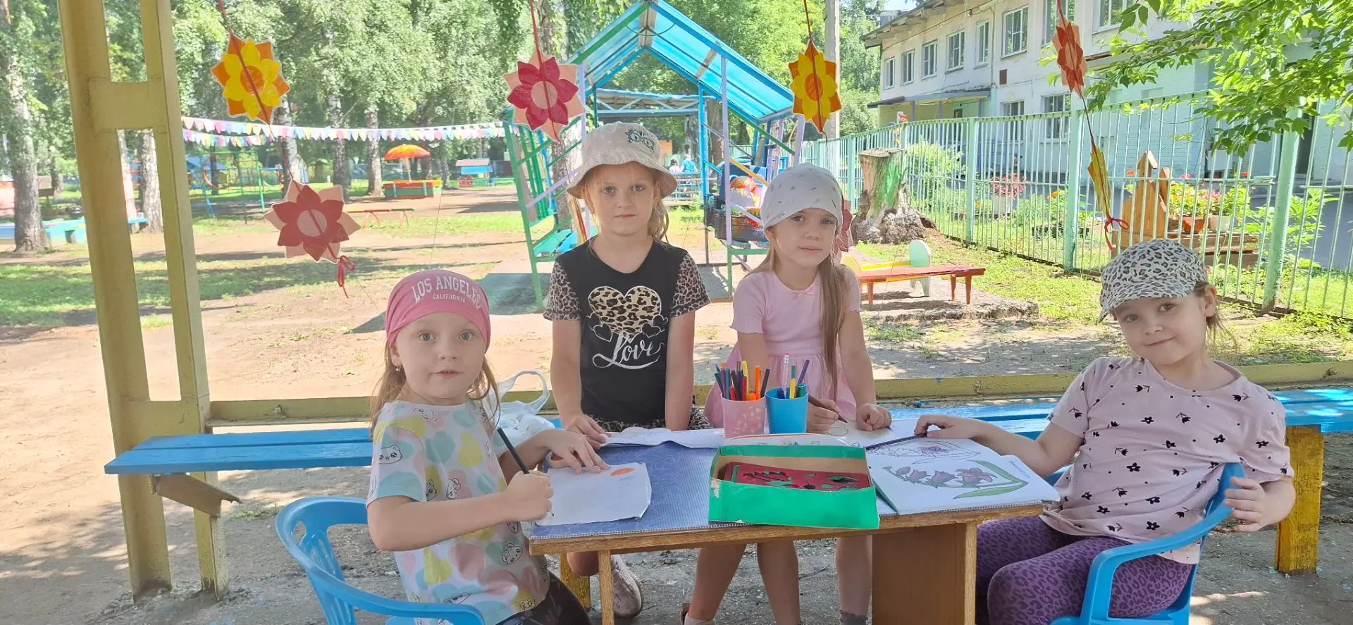 ☀️ Летние прогулки в нашем саду — это про радость, движение и маленькие открытия! ☀️
Каждый день мы 