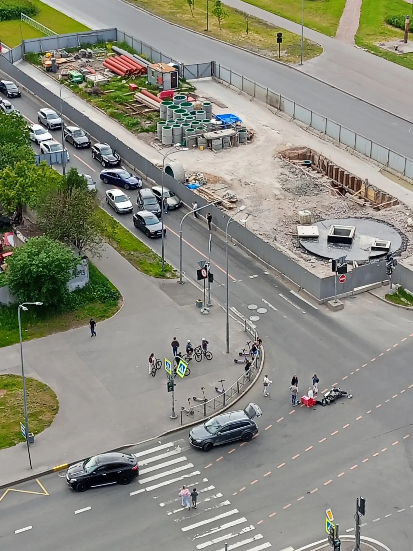 На перекрёстке  Долгоозерной и Парашютной сбили доставщика. Живой.

📍 Санкт - Петербург
👉 Подписат
