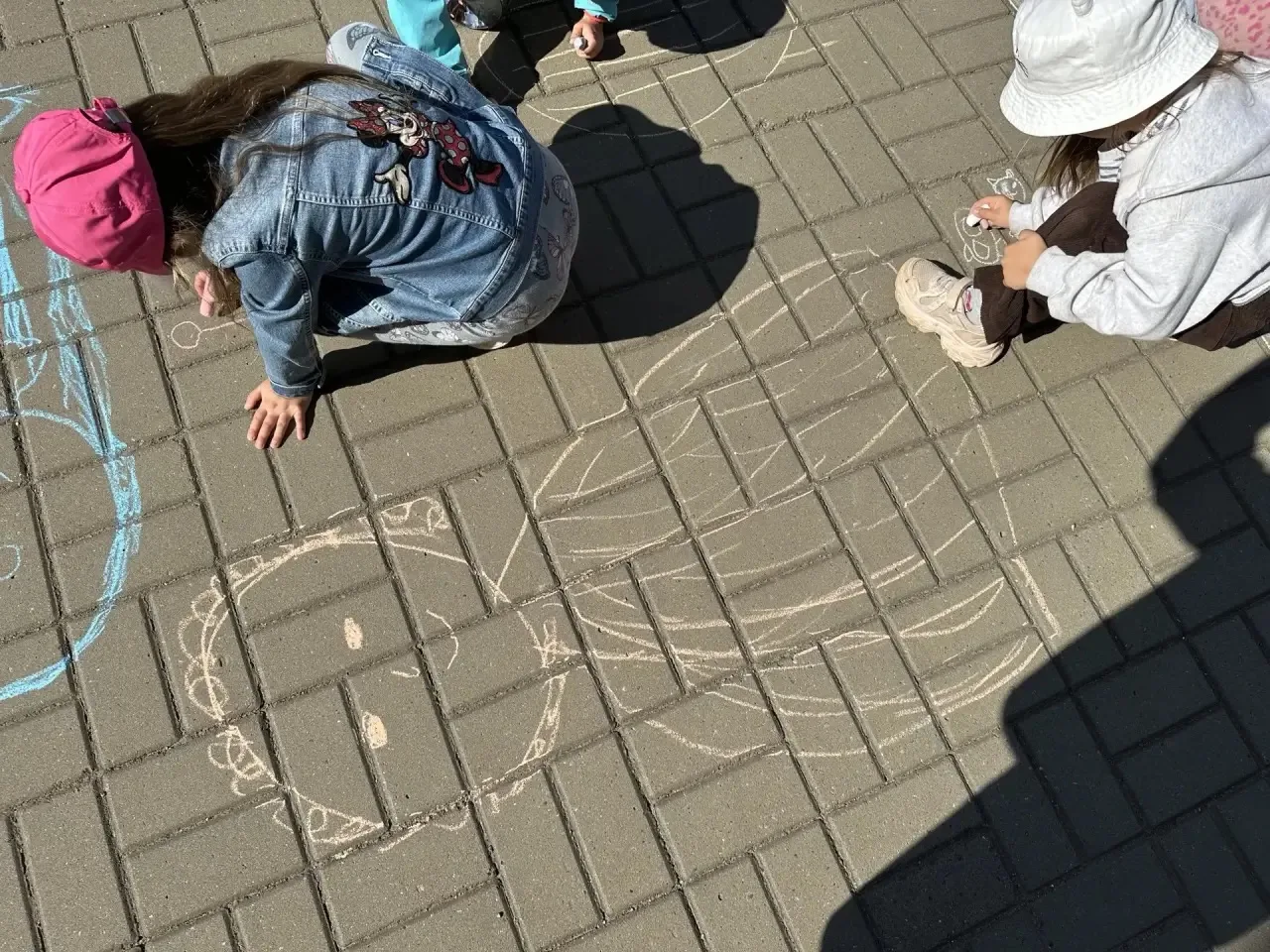 «Вместе весело играть, рисовать и танцевать!» 🕺