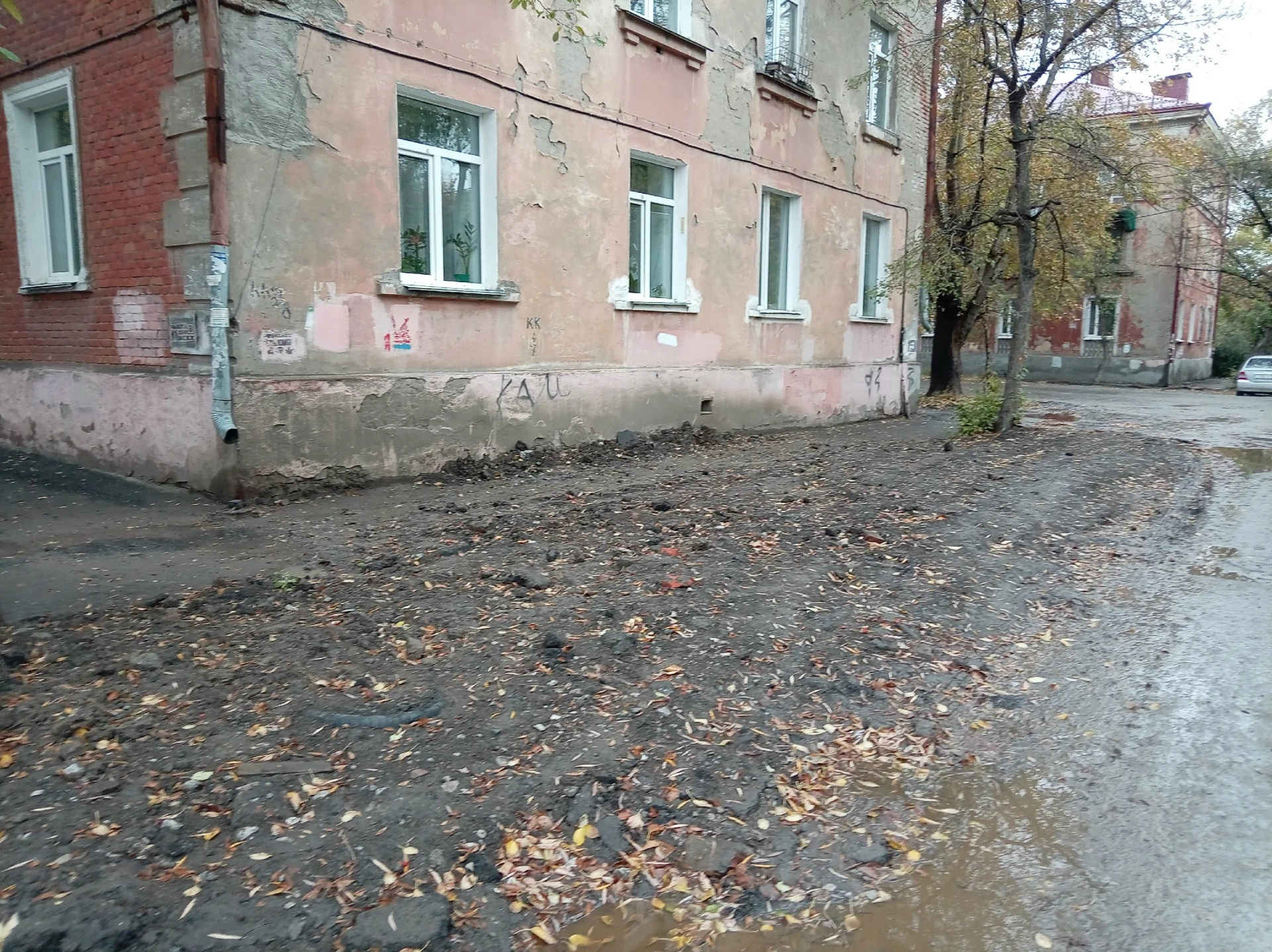 Ул. Богдана Хмельницкого 132, работа РТС Омска - тротуар исчез, вместе с асфальтовым по...