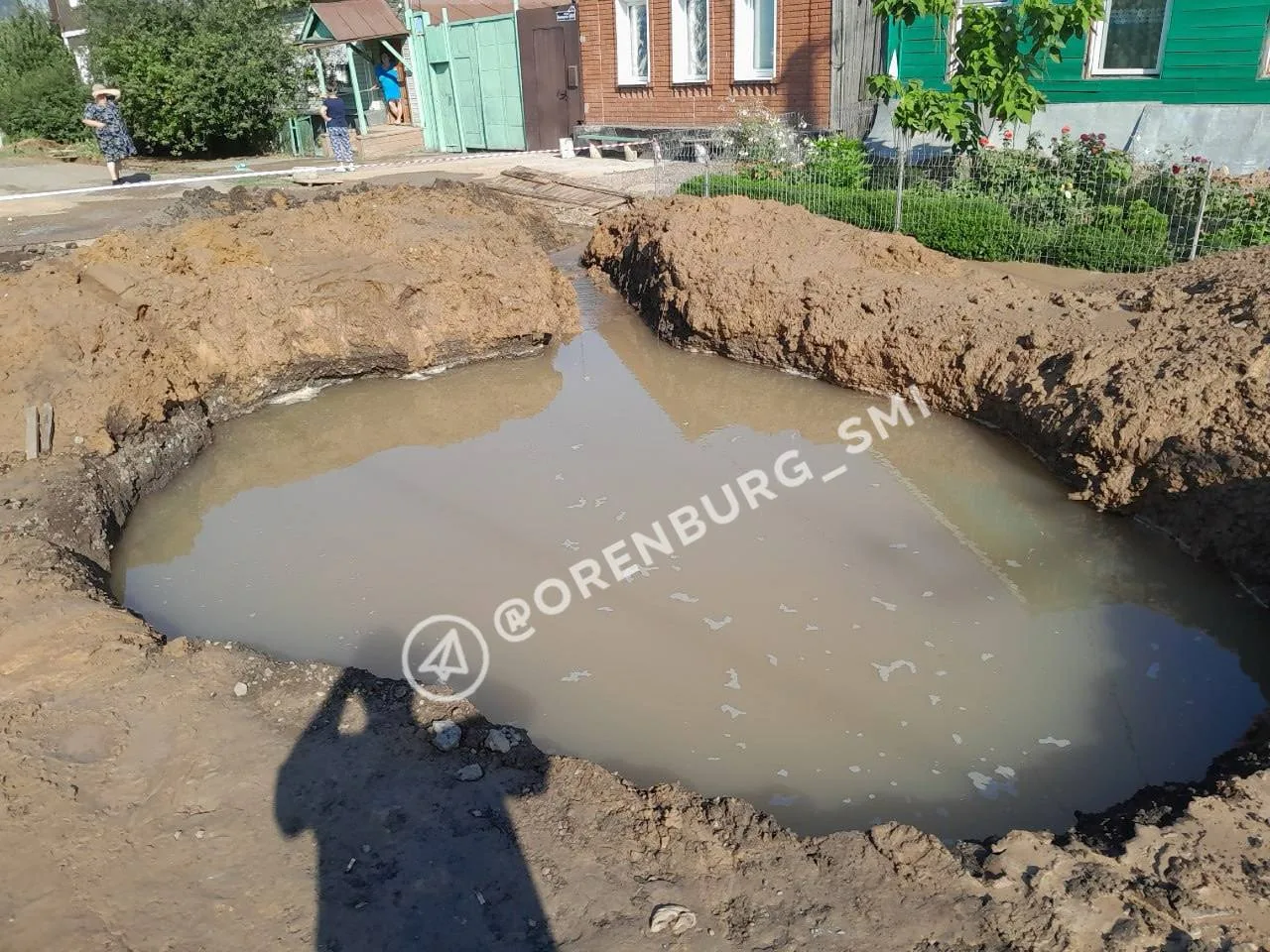 Шестой день без воды: жители Оренбурга жалуются на затопленную улицу