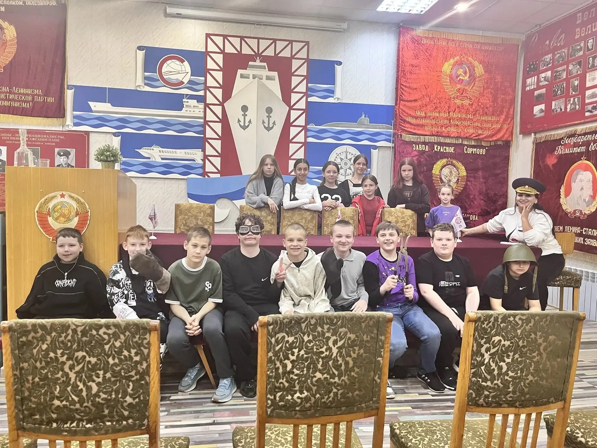 Сегодня учащиеся 6" Г" класса посетили музей завода "Красное Сормово". Ребята ознакомились с историе