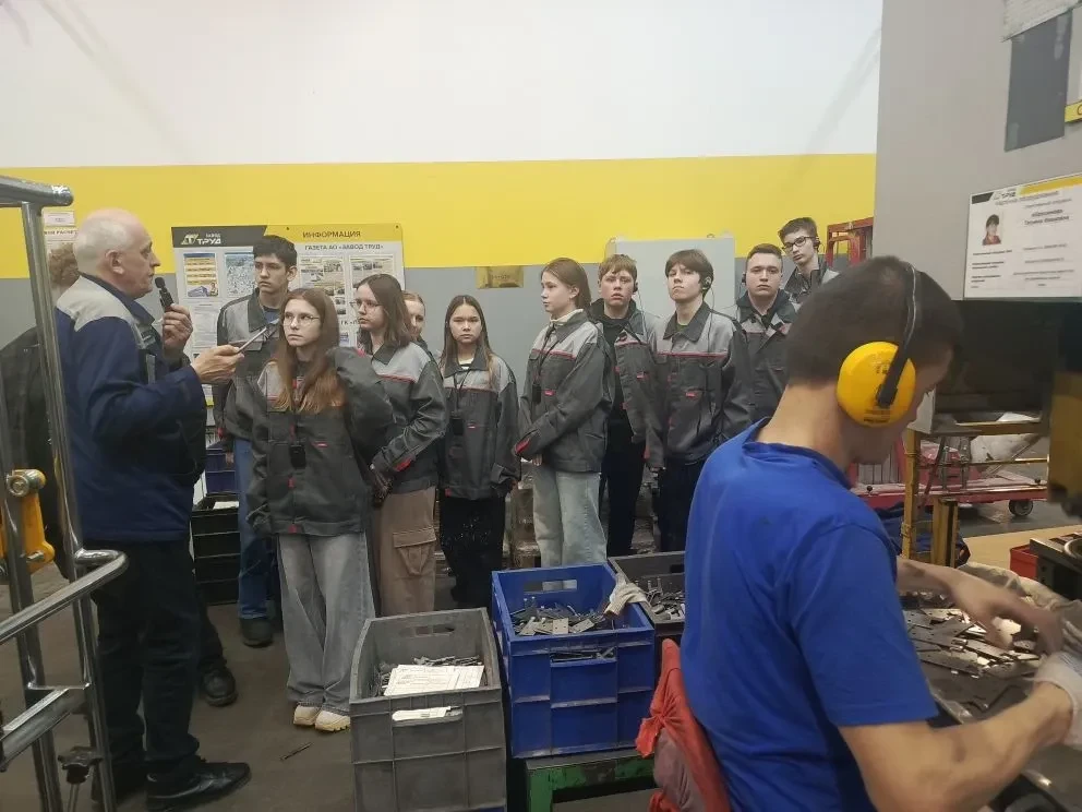 Продолжаем профориентационный марафон! 🏭 8 "Е" принял эстафету и отправился штурмовать цех АО «Завод