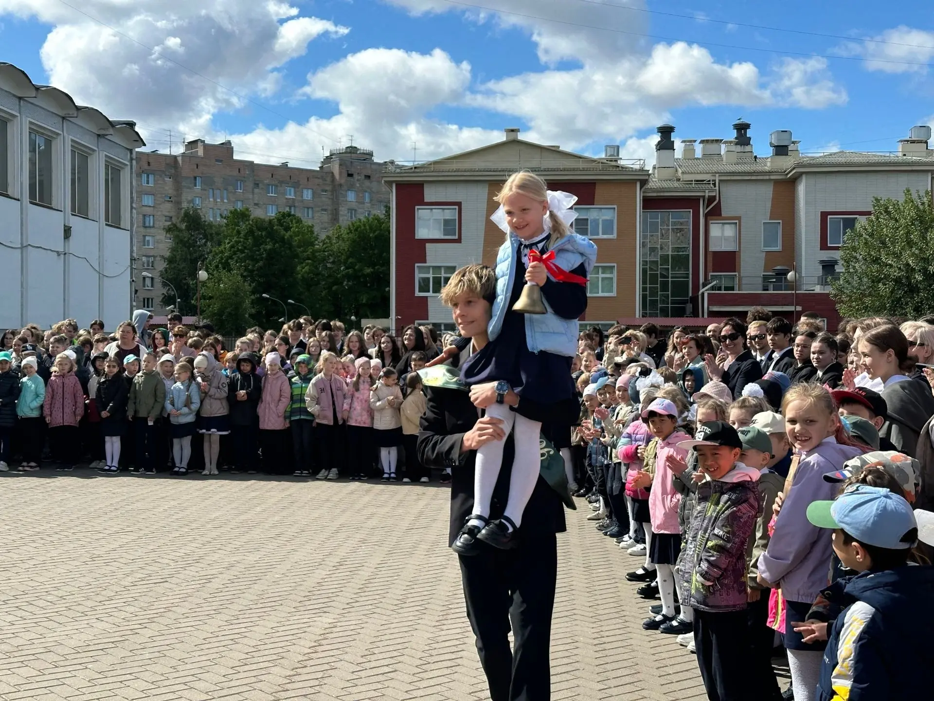 Привет, школа 👋  Ну вот и все! Прозвенел тот самый звонок 🛎  Сегодня в нашей школе было по-особенном