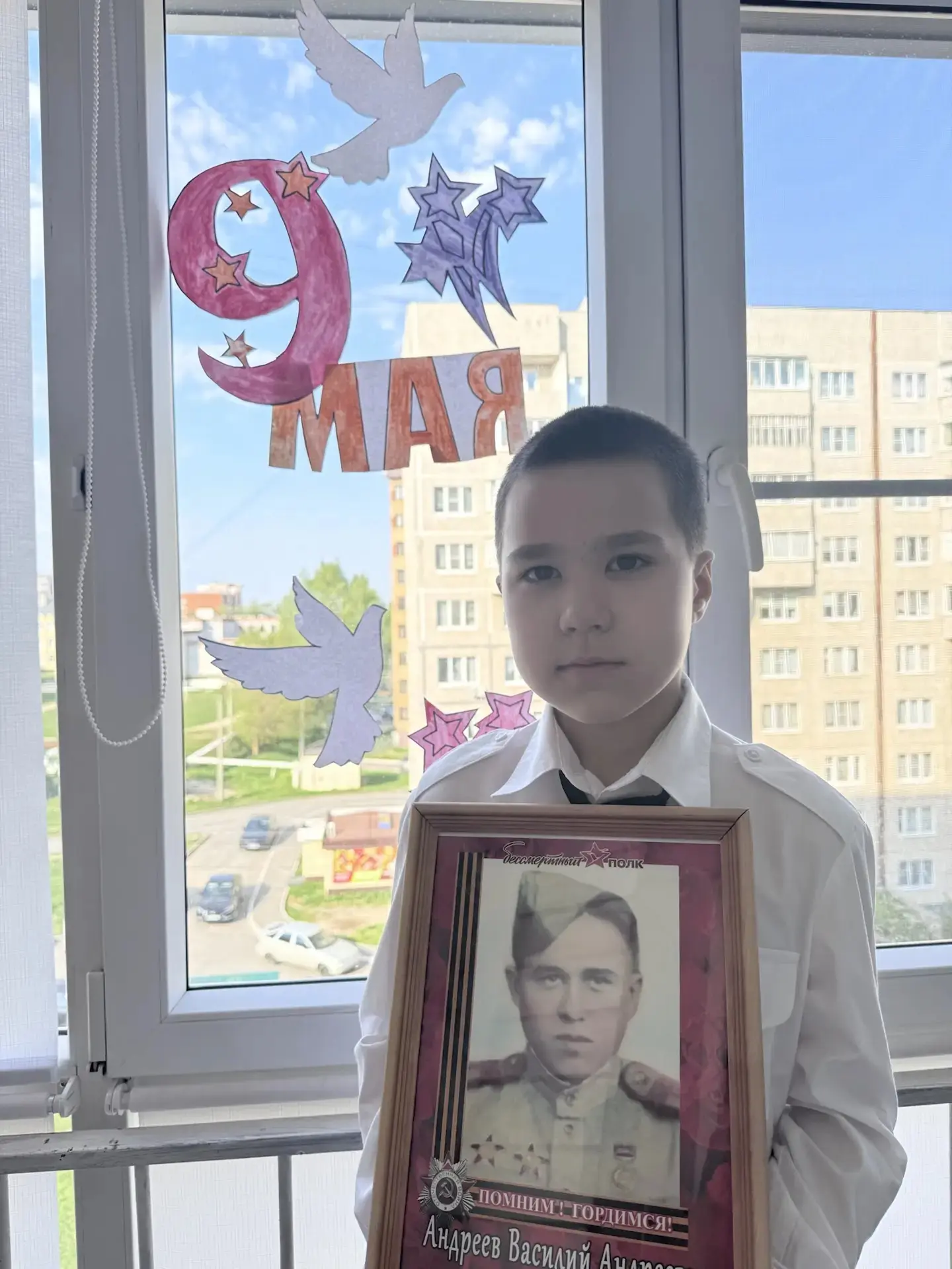 Ученики столичной школы №6 присоединились к масштабной акции «Окна Победы».  В преддверии 9 Мая ребя