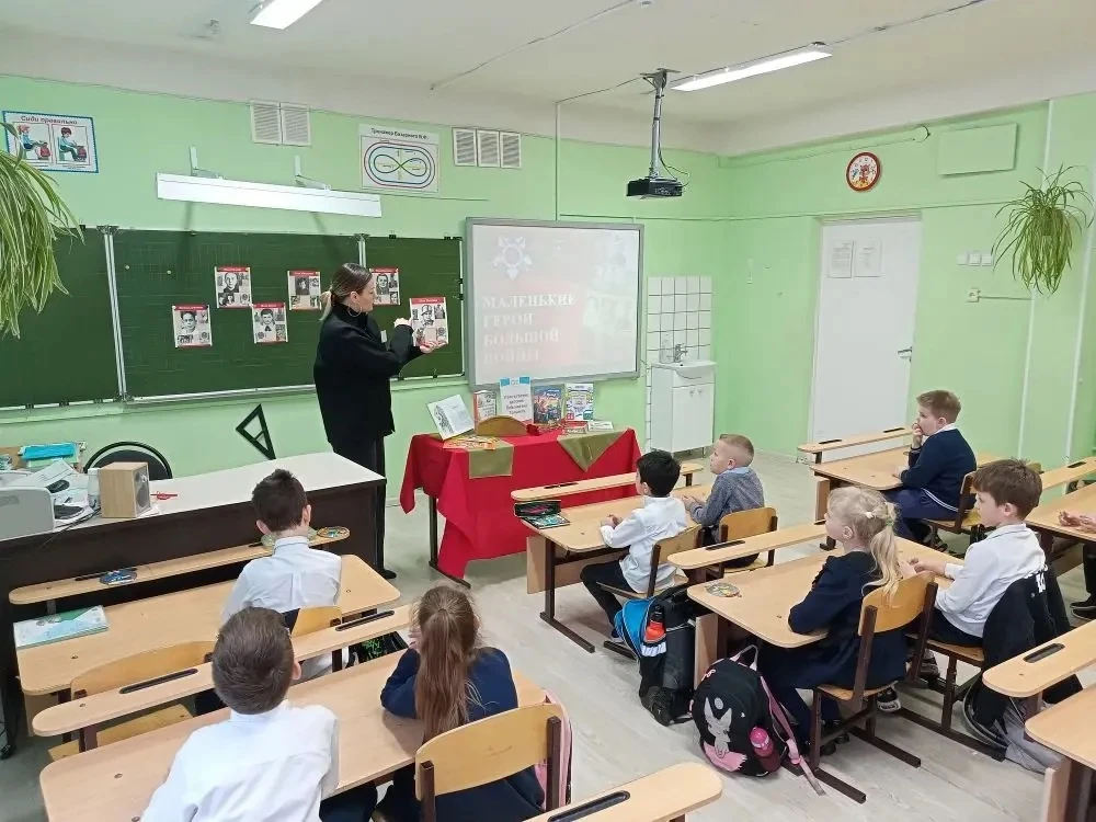 Сегодня во 2 классе «Б» звучали рассказы, посвящённые пионерам-героям.