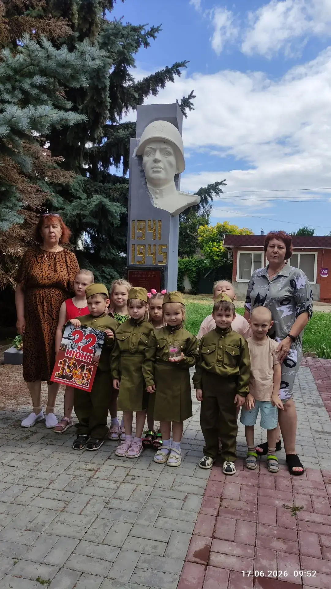 Памятные митинги с возложением  цветов. Воспитанники нашего детского сада почтили память героев Вели