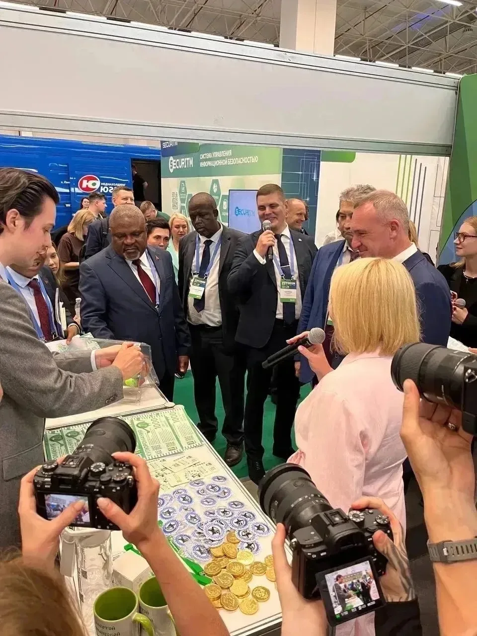УНИВЕРСИТЕТ НА XVII МЕЖДУНАРОДНОМ ИТ-ФОРУМЕ: ЦИФРОВОЙ ВЕКТОР ФОРМИРОВАНИЯ ФИНАНСОВОЙ ГРАМОТНОСТИ 
 
