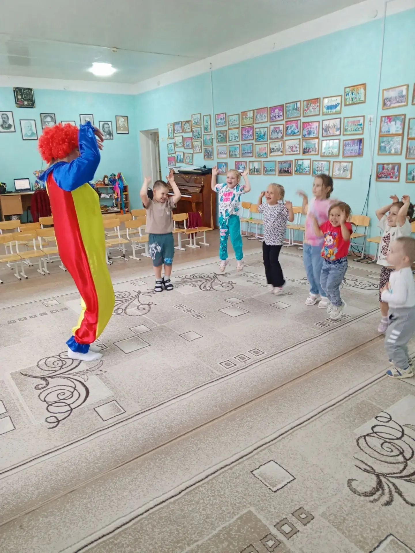 Отмечаем праздник смеха,     Вот потеха, так потеха,       Словно целый белый свет,     Съел смешинк