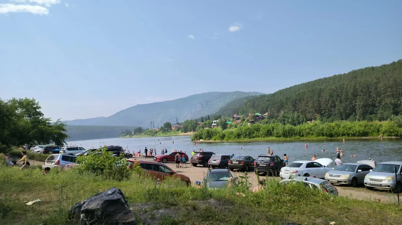 На пляже в Усть-Мане поставили шлагбаум