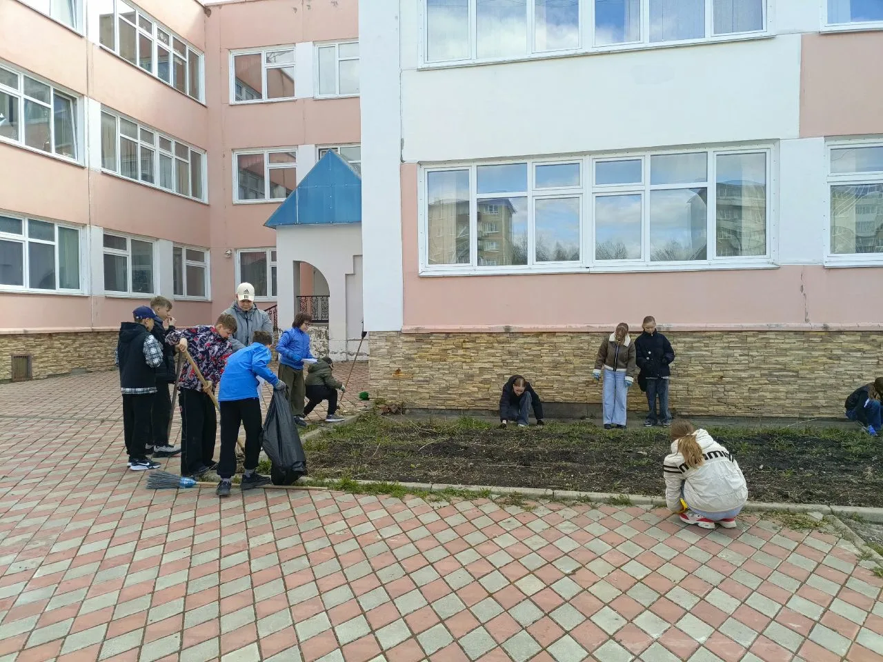 Ребята 6"б" самостоятельно убрали свою клумбу! Вот такая дружная команда!