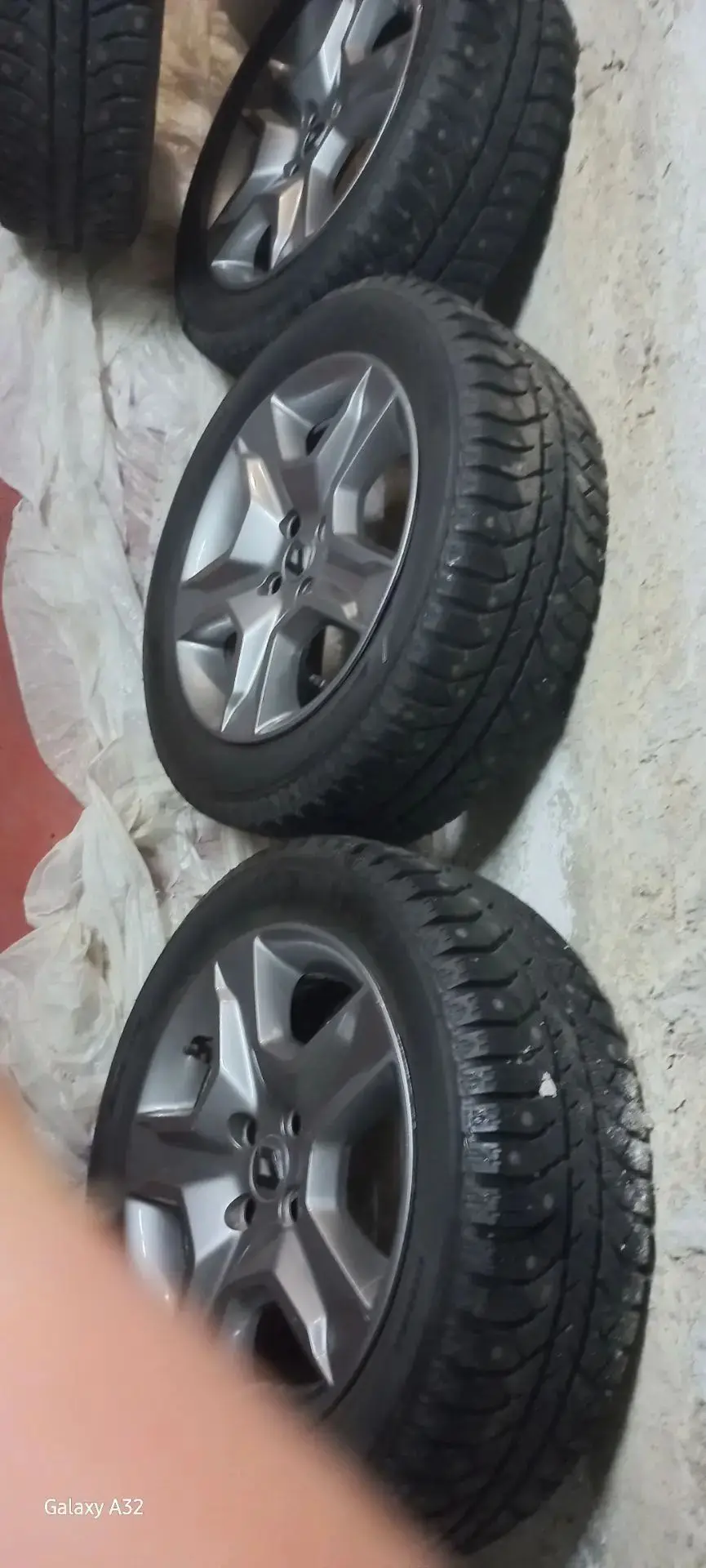 Продам зимнюю резину 205/55R16. Небольшой пробег.8000р.т89185709438