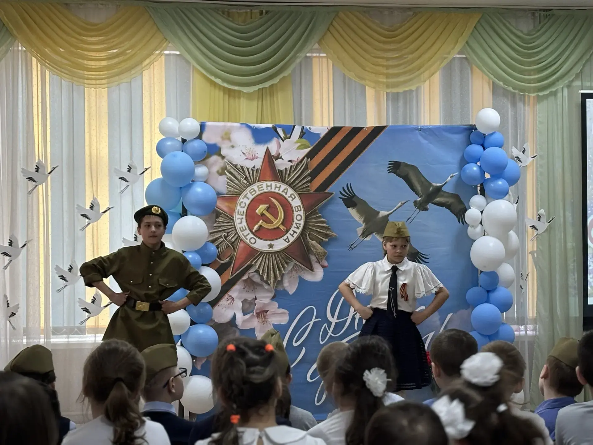 🎭✨ Как Петрушка на войну пошёл: театрализованное представление ко Дню Победы.🕊️