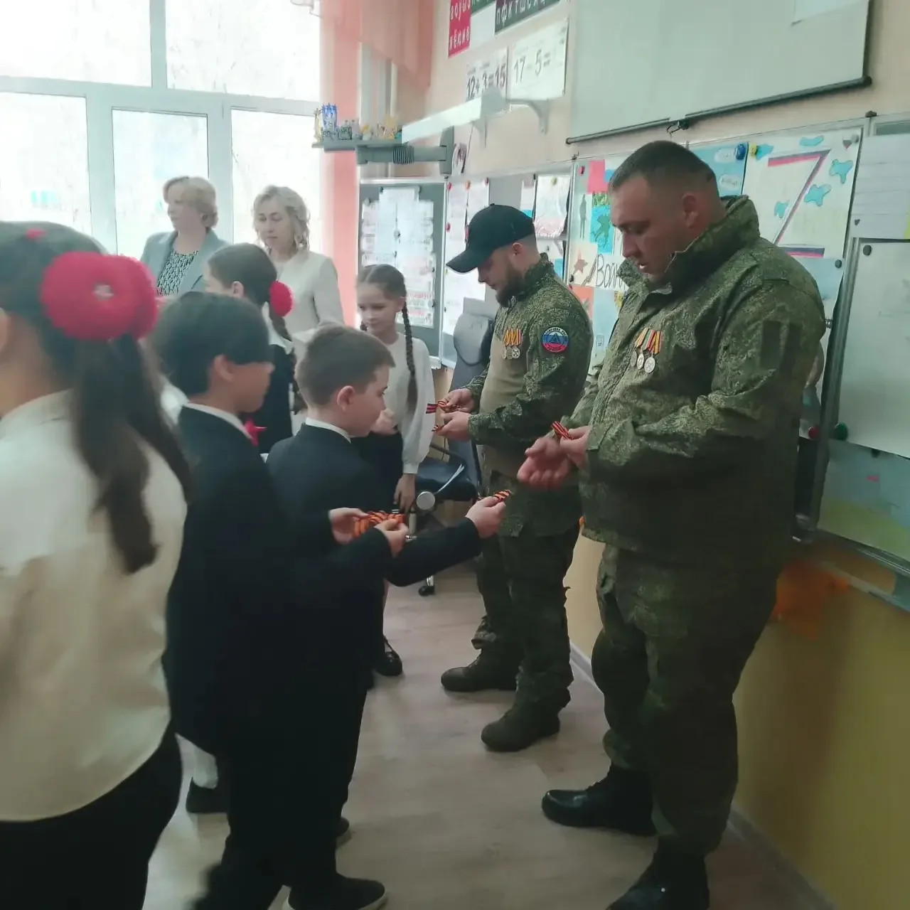 🇷🇺 Урок мужества: Встреча с героями современности! Сегодня в нашей школе прошел особенный день. Мы п