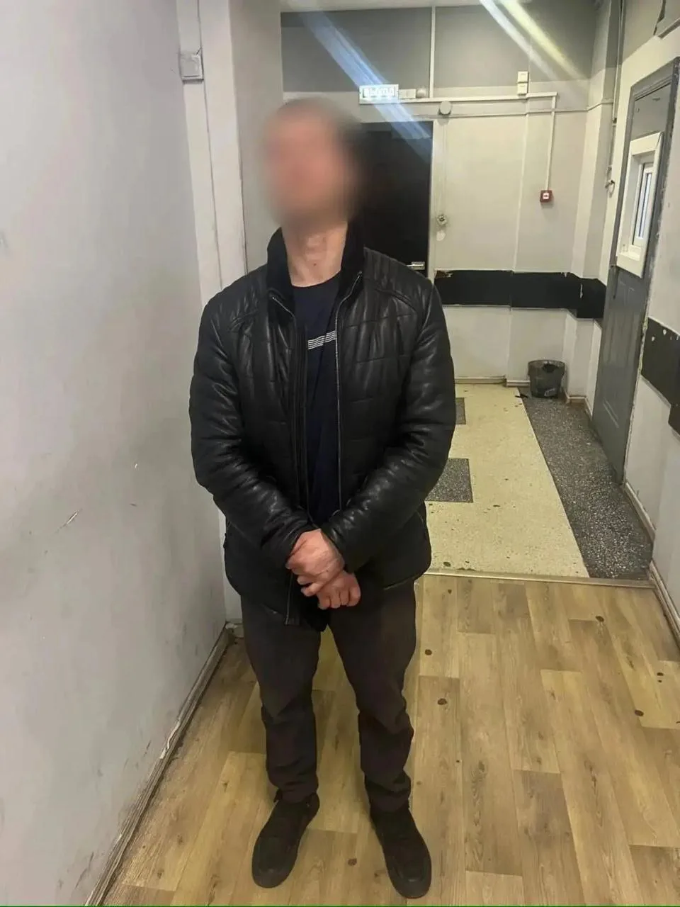 «Угрожали ножом и держали в квартире».

Троих жителей Ангарска задержали за похищение двоих человек.