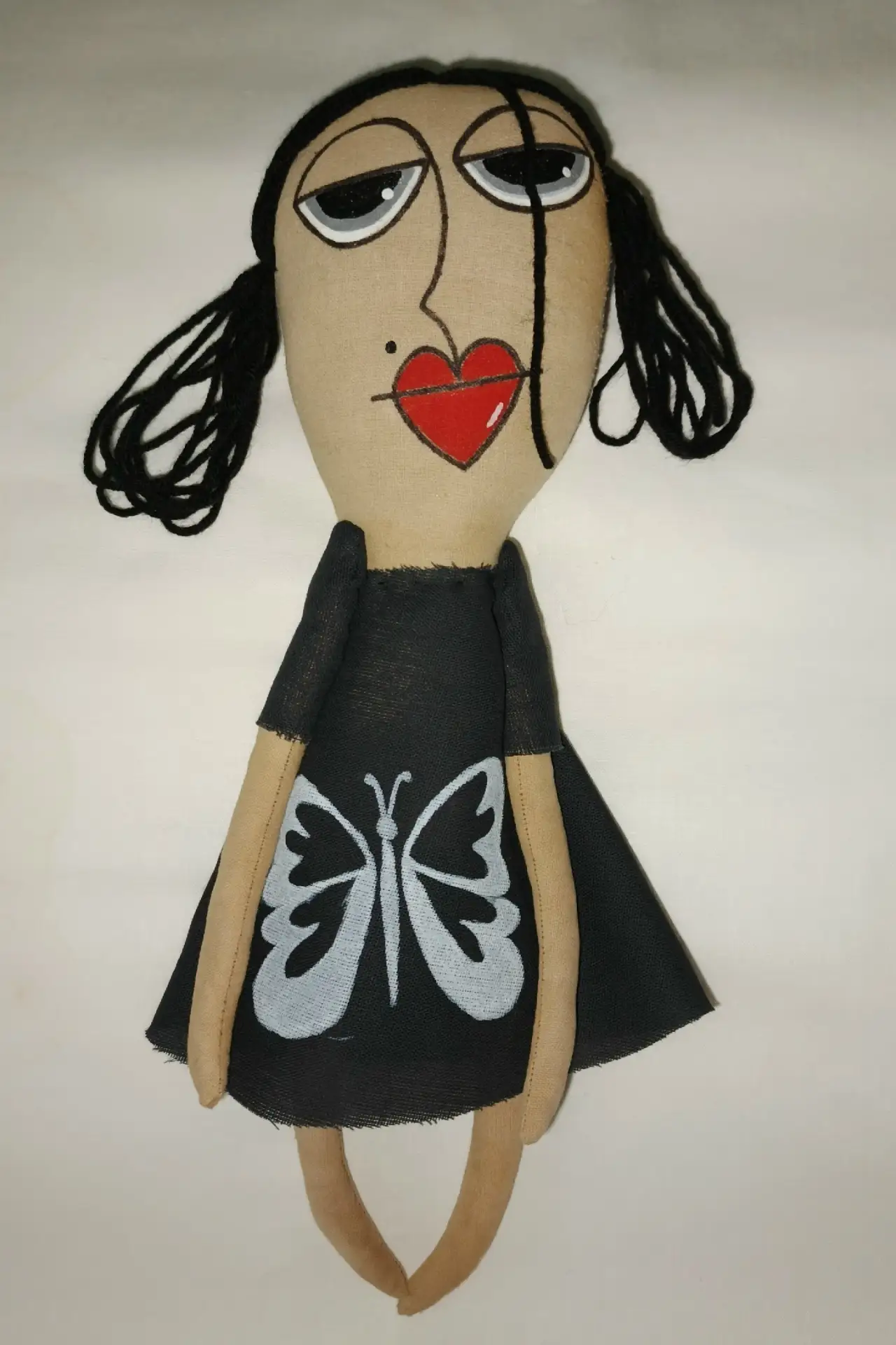 Всем привет! 
Новенькая. Куколка Кристина.
Грустна, задумчивая и даже в печали.
А были бабочки у неё