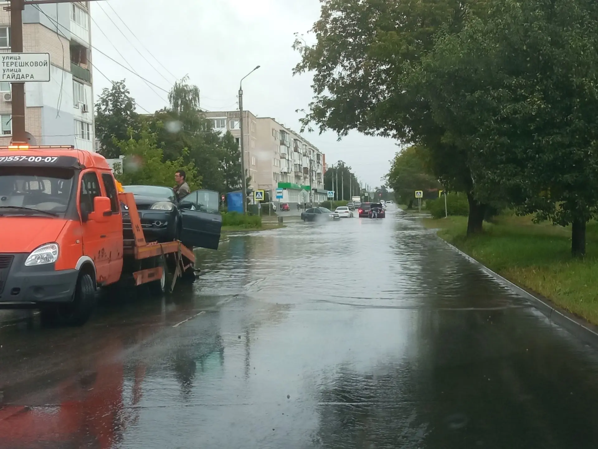 Аккуратнее на Пушкинской! Машины гидроудар ловят.